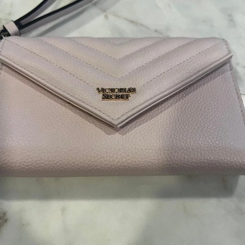 Victoria Secret Wristlet Wallet/Phone Case Purse Soft Pink. Holds phone up to 6
